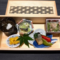 割烹まさご - 前菜
                    ・秋刀魚辛煮　糸水雲（もずく）
                    ・かき揚げ　万願寺焼浸し
                    ・栄螺（さざえ）ずんだ和え　お浸し