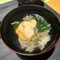 割烹まさご - 御椀
                      ・清汁(すましじる)仕立て
                      　體真丈　白木耳（きくらげ）
                      　金時草　振り柚子