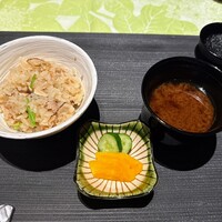 割烹まさご - 食事
                    ・釜炊きご飯　天然魚（秋刀魚）　梅　青味　松茸
                    ・止め椀　香の物