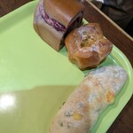 レストラン ペニーレイン - ゴルゴンゾーラのパンを乗せるために空けておいたけど、焼き上がりはまだ。後で並び直します♪