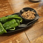 とさか - これはオーダー必須。ピーマン肉味噌。