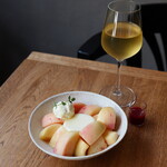 ORAND - 蜂蜜のブランマンジェと桃（1600円） 日替わり水出し冷茶（烏龍茶 チャイロン）（650円）