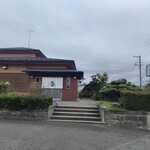 手打中華 すずき - 外観。向かい側にも駐車場あります