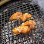 焼肉とみ - ホルモン2種（小腸、レバー）