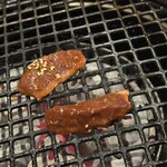 焼肉とみ - ホルモン2種（小腸、レバー）