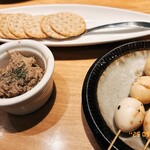 鳥鶏研究団 - 左手は、『はかた地鶏レバーパテ』今回はクラッカーで。　右手はうずらの卵　うずらの半熟初めてかも