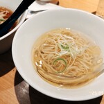 鳥鶏研究団 - 黄金スープのあっさり塩ラーメン　ハーフサイズ