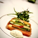 L'ESSOR - そしてサワークリームをたっぷりまとわせると、、爽やか過ぎる酸味と濃くて濃いクリームチーズとともにスカーッと青空に向かって飛び立つような気分に。 久しぶりにテリーヌで感動した。