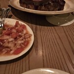 Peter Luger Steak House Tokyo - トマトとオニオンを刻んでステーキソースをかけたもの 定番？