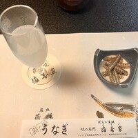 満寿家 - 先付（うなぎ骨煎餅）とスパークリングワイン
                    
