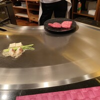 鉄板焼　季流 - 目の前で焼いてくださいます