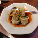 馬車道8 - 水餃子 麻辣黒酢ソース（500 円）