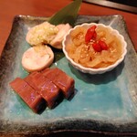 馬車道8 - 前菜3種盛り合わせ（1,200円）左上から時計周りで、蒸し鶏のネギソース、クラゲ、馬車道8特製チャーシュー