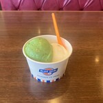 ブルーシール - カップアイスダブル(ピスタチオ・塩ちんすこう) 670円