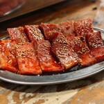 타이슈우 야키니쿠・내장구이 덴푸라 사코이 식당 - はみでるカルビ