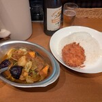 ジンコック - 本日のカレー、カシミールカレー野菜とチキン950円のライス大盛100円、カニクリームコロッケ280円。