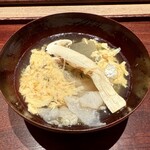 317290955 - 出汁のお椀、鯨の皮 真鯛 冬瓜 松茸と