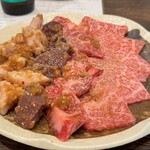 焼肉 三日月 - 赤身、レバー、ミノ