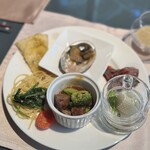 ジョバーノ - 鮑の炭火焼・ピザ・パスタ・丹波ワイナリーの赤ワインで6時間煮込んだ牛ホホ肉の赤ワイン煮・ヤリイカの炙りとミョウガの山葵風味サラダ・あか牛の炭火焼