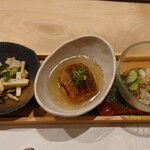 蕎麦の実 - おばんざい三種盛(マコモ茸と豚肉の塩きんぴら・うなぎの馬鈴薯蒸し・蟹とみょうがの土佐酢和え)