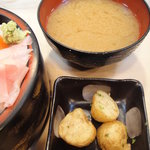 鉄 - 海鮮丼に付く小鉢と味噌汁