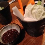 とらっ家 - お通しは野菜スティックでした