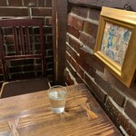 317300946 - 私が座ったキッチン手前の2人掛けテーブル