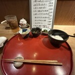 たき下 - メニューと香の物を眺めながら待つ主役登場の舞台