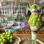 カフェ・ド・リオン パレット - シャインマスカットのパフェ