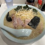 とんとんラーメン - ネギチャーシュー中♪丼が巨大だしレンゲも必要以上にデカい。