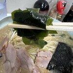 とんとんラーメン - まずは食物繊維のワカメから…