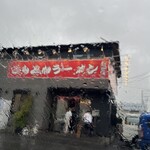 とんとんラーメン - 車内よりお店外観をパチリ！大雨！！