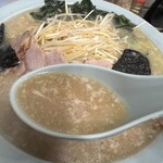 とんとんラーメン - スープはいつもよりアッサリ感があったかな？旨し。