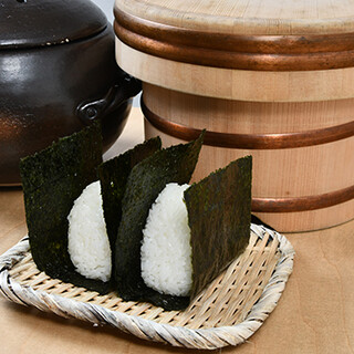 飲んだ後の〆におすすめ！日替わりのお米で結ぶおむすび