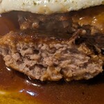 シャルドネ - ハンバーグ断面 ... 肉汁ジワッ