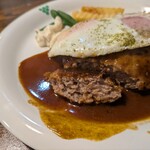 シャルドネ - ハンバーグ断面とベーコンエッグ ... お肉も美味しい~