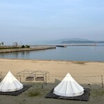 大津屋 - 日曜日とはうってかわって、誰一人いない加太海水浴場