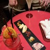 バー ドゥオモ ロッソ - 1300円の赤いカクテル、おつまみとお酒のセット1900円