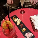 バー ドゥオモ ロッソ - 1300円の赤いカクテル、おつまみとお酒のセット1900円