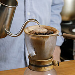 市川屋珈琲 - ドリンク写真:コーヒー淹れる