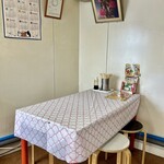 たこ焼きのくどう - 店内のテーブル席。