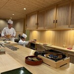 江戸町 すぎもと - 以前の「平和寿司」さんの雰囲気から心機一転。高級感のある落ち着いたカウンター席に。