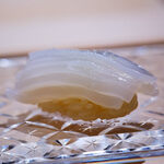 鮨 なんば - 白烏賊 — 舌の上でとろける衝撃。「やばい！」と声が漏れる口溶け。