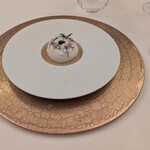 ラ・ベ - 帆立貝のマリネ 紫蘇のクリーム キャビアパウダー