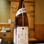 鮨 なんば - 亀の尾（新潟）純米大吟醸。透明感と酸のバランスが、白身の爽やかさを引き立てました。