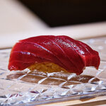 鮨 なんば - 赤身 (北海道厚岸) — 清らかでまっすぐな鮪の味。