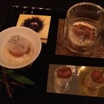 ガストロノミー ジョエル・ロブション - ウニ3変化 コーヒーの香るロブション風ピュレと共に・ウニのブランマンジェとフヌイユのヴルーテ 自家製海藻塩でマリネしてからキュウリと大根のロールにのせて