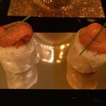 ガストロノミー ジョエル・ロブション - 自家製海藻塩でマリネしてからキュウリと大根のロールにのせて