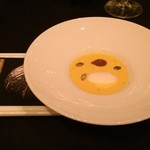 ガストロノミー ジョエル・ロブション - 栗かぼちゃ なめらかなヴルーテにし、自家製ベーコンオイルをひとしずく
