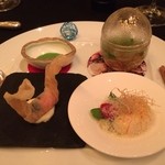 ガストロノミー ジョエル・ロブション - 旬の甲殻類3変化 スパイスとフレッシュハーブの香るブイヨンに浮かべて タラバ蟹 ミントと共にブリック揚げ、グリーンカレーのソースと ラングスティーヌ 葱のエテュベとシトロネルの香りのクレームを添えて